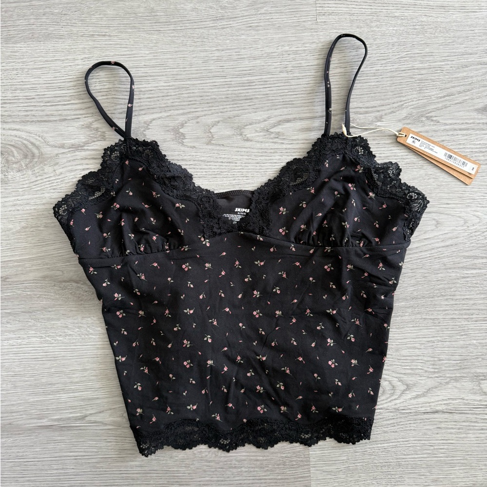 NWT—SKIMS FITS EVERYBODY LACE TRIANGLE CAMI in ONYX ROSEBUD